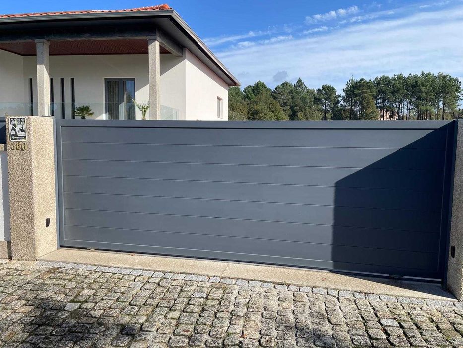 Portões cinza em alumínio.