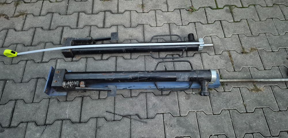 Siłownik hydrauliczny naczepy 100 cm długości, mocowanie sprężynowe