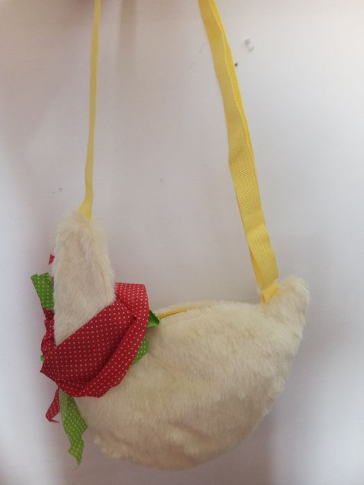 Mala criança pato peluche.