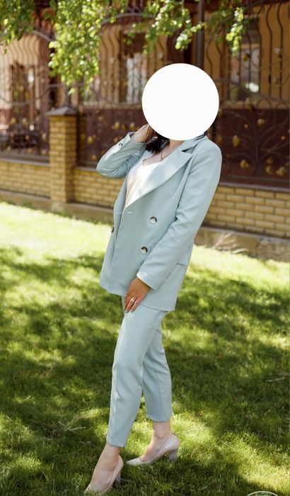 Жіночий брючний костюм