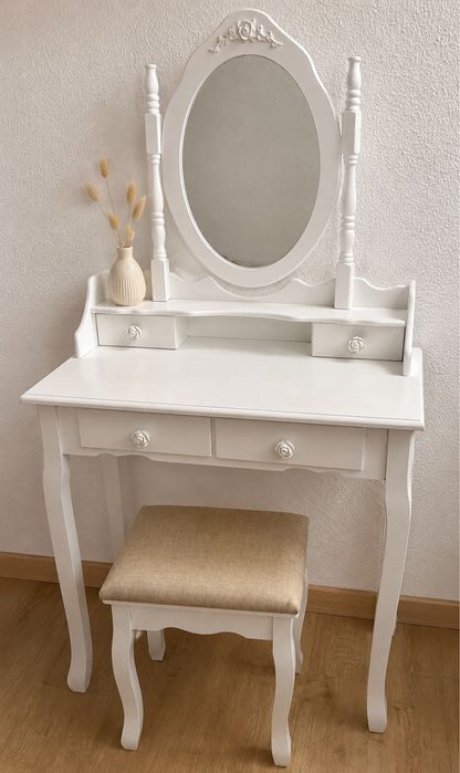 Toucador branco com detalhes e banqueta