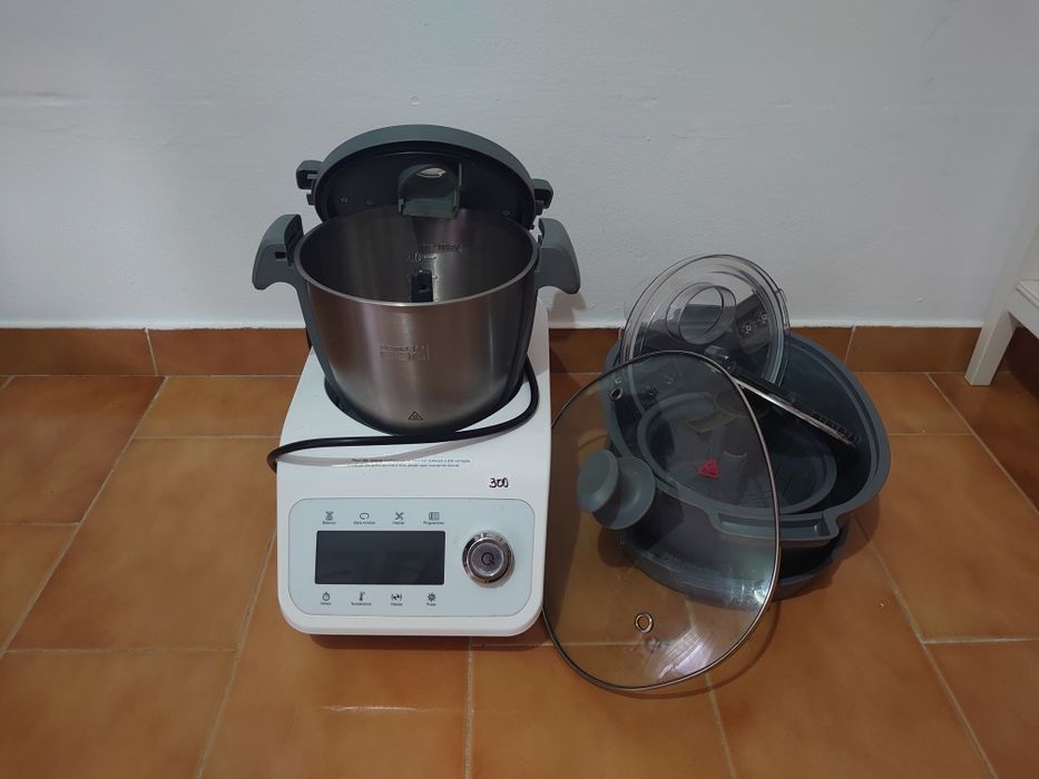 Robô de cozinha diversas funções.