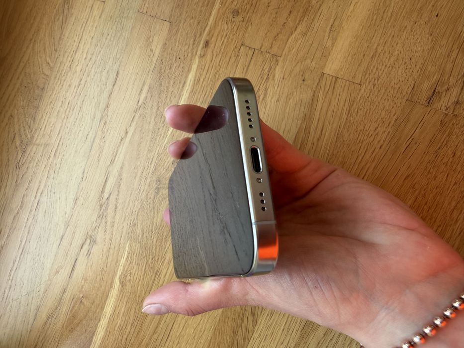 iPhone 16 pro 256 natural titanium
