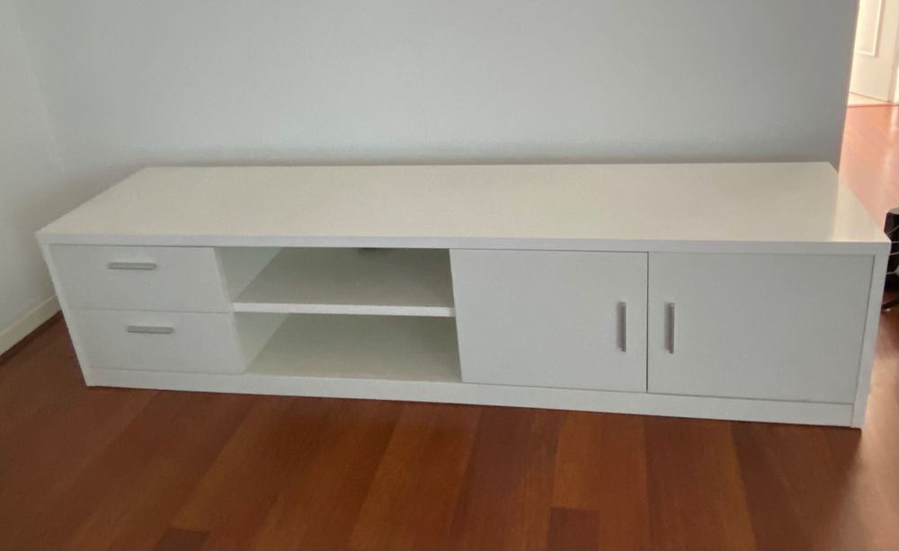 Rack branco para TV da Ikea