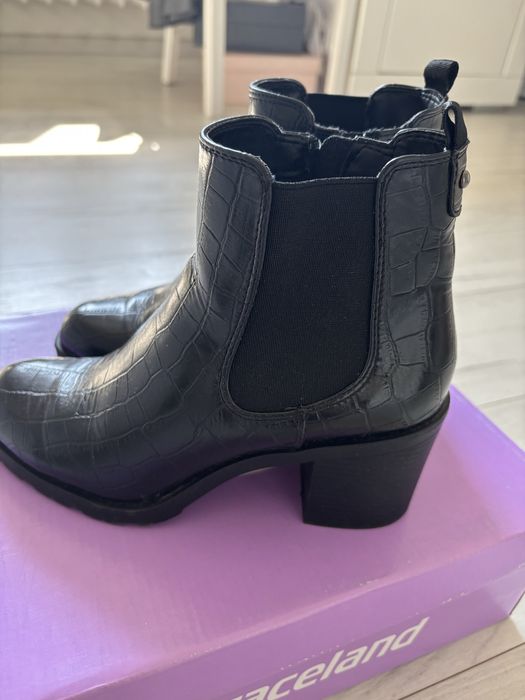 Zimowe czarne buty na koturnie