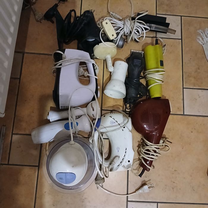 stare urządzenia elektryczne i kable