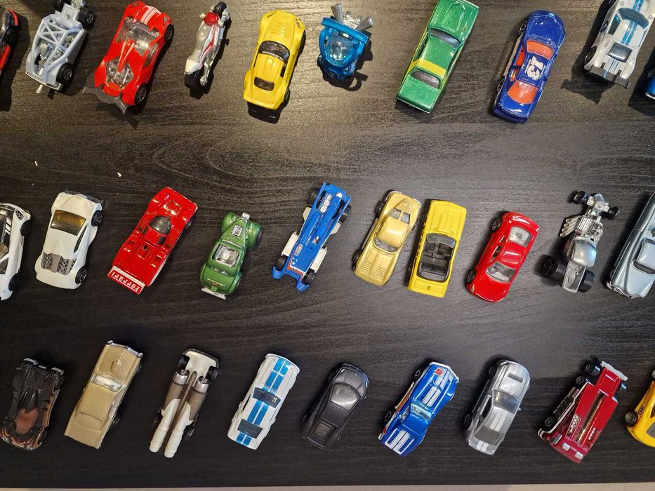 hot wheels około 160 sztuk