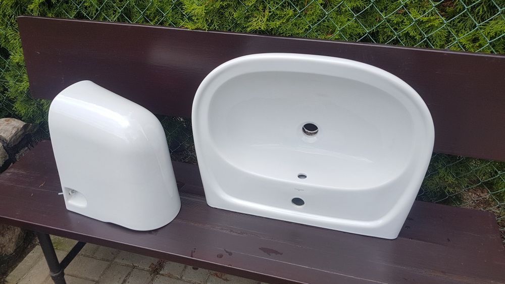 Umywalka wraz z półpostumentem