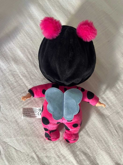 Boneca bebé com fato de joaninha, berço unicórnio e Babycorns