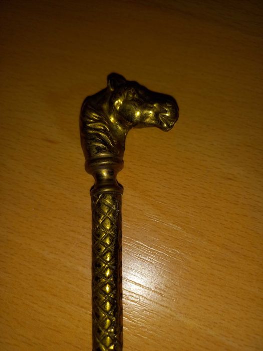 Calçadeira latão com apontamento cavalo