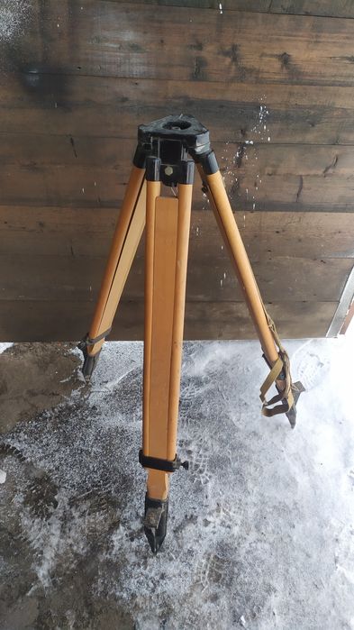 Тринога до нівеліра або лазерного рівня.