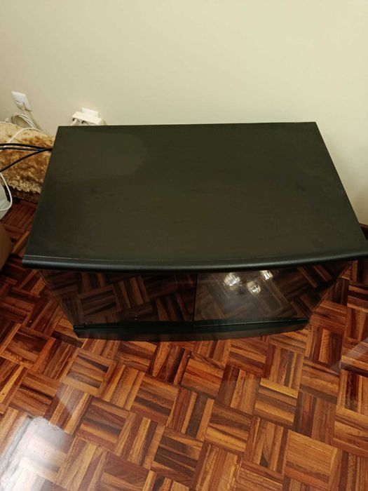 Móvel de TV com rodas e Portas de Vidro