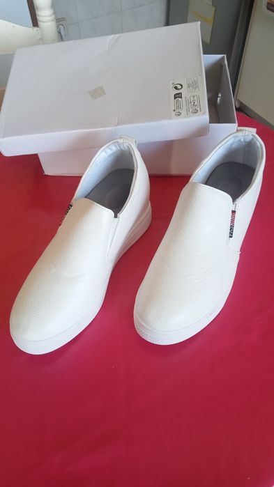 Sapatos confortáveis e NOVOS