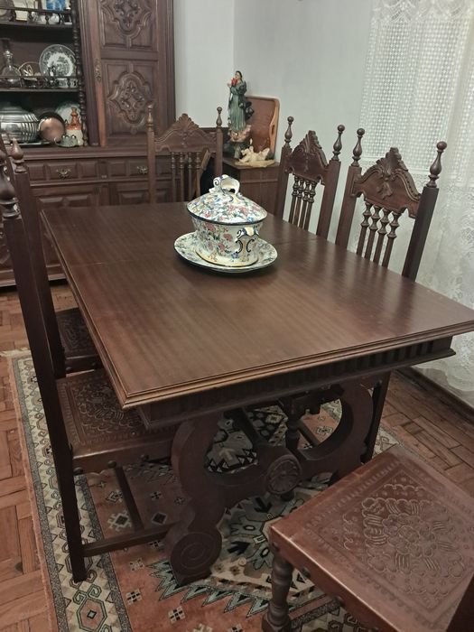 Conjunto Mesa e 8 Cadeiras de madeira