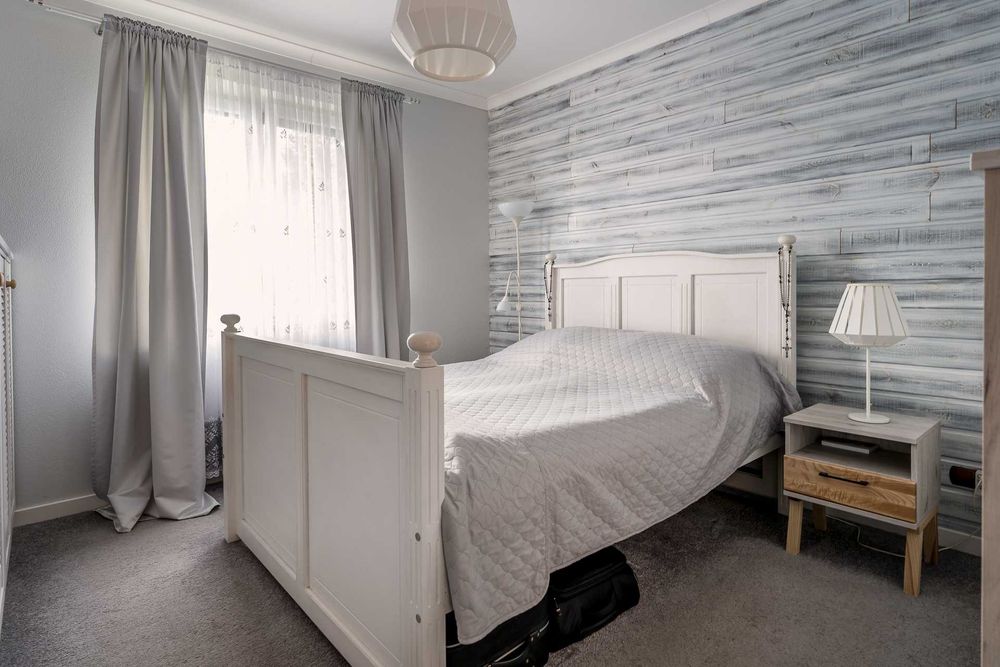 Łóżko drewniane, stylizowane, białe.