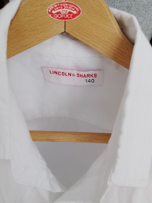 Biała koszula z długim rękawem