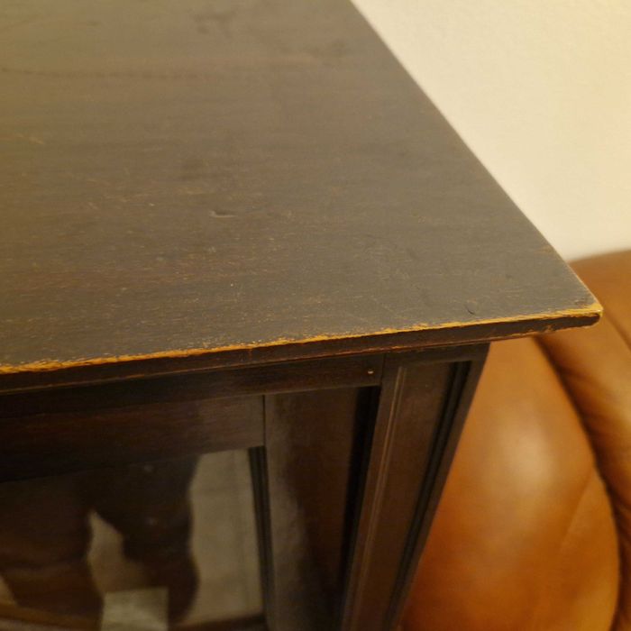 Cristaleira / vitrine clássica em madeira com portas envidraçadas