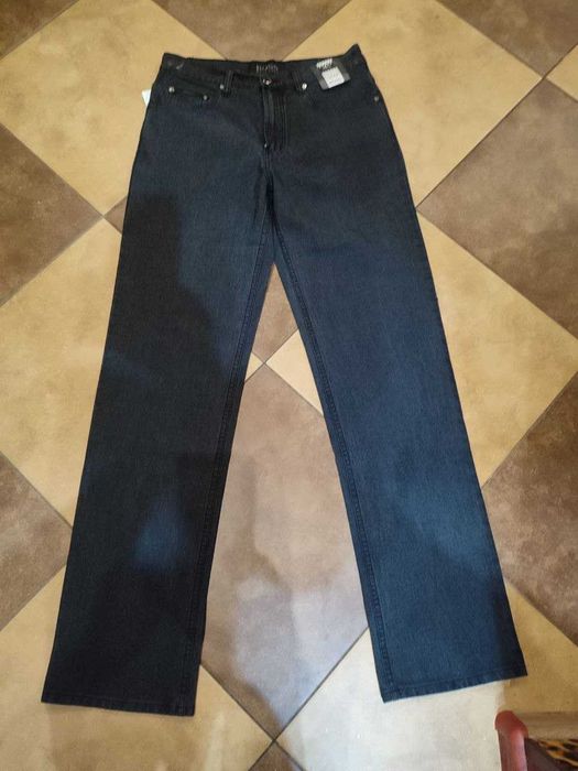 В продаже мужские джинсы Hugo Boss