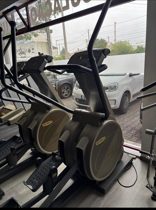 2 elípticas TechnoGym- Ginásio