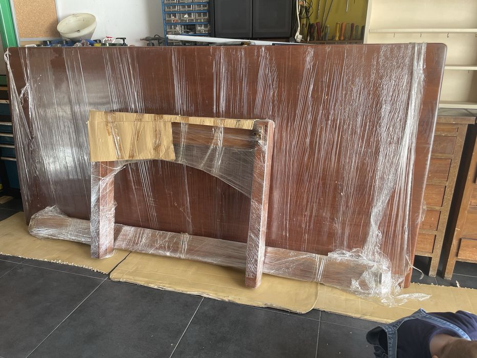 Mesa grande em madeira maciça