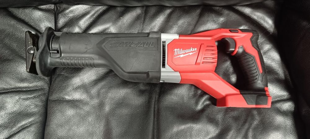 Шабельна пила Milwaukee M18 Sawzall