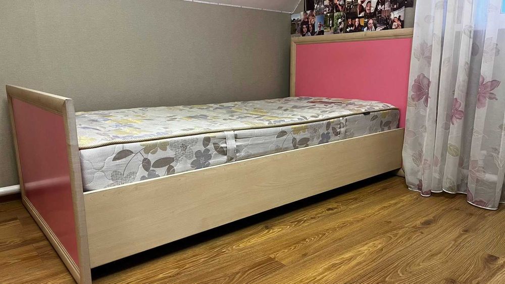 Ліжко з матрацом та  приліжковою тумбою .