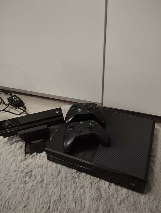 Konsola Xbox one z sensorem Kinect i zasilaczem.