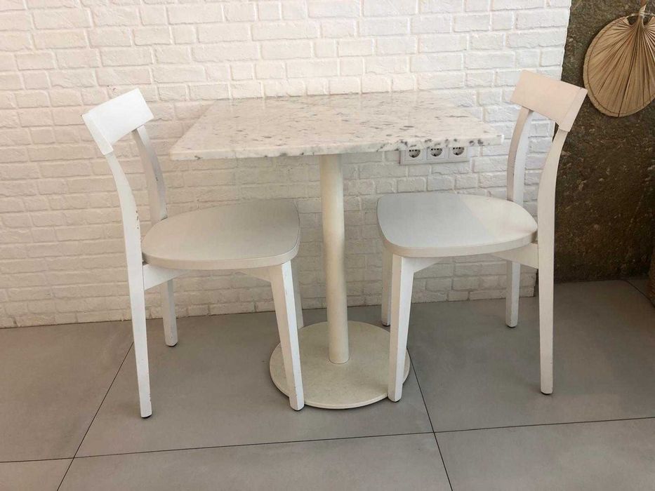 Mesa tampo em madeira e mármore com suporte metálico + cadeiras