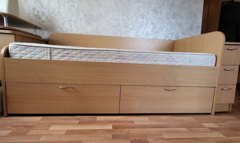 Кровать с тумбой,  комод