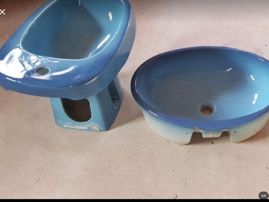 Bidet e lavatório azul, bidet lilas, torneira banheira latão cromado