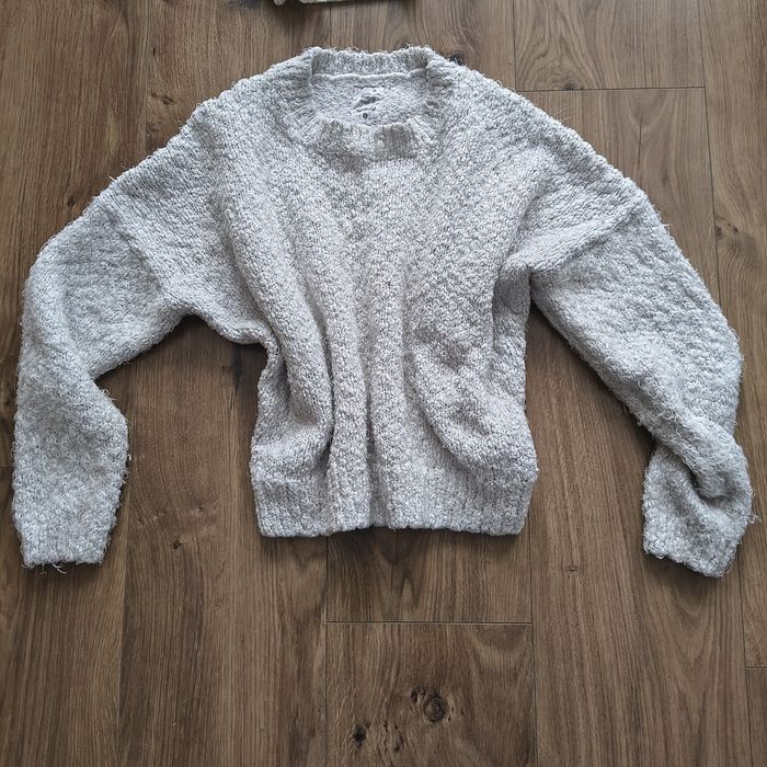 Dwa białe swetry damskie