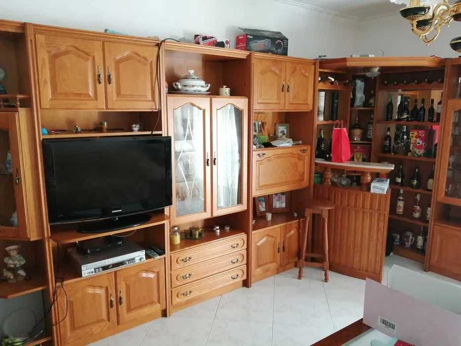 Móvel de Sala Completo em Madeira com Bar e Espaço para TV