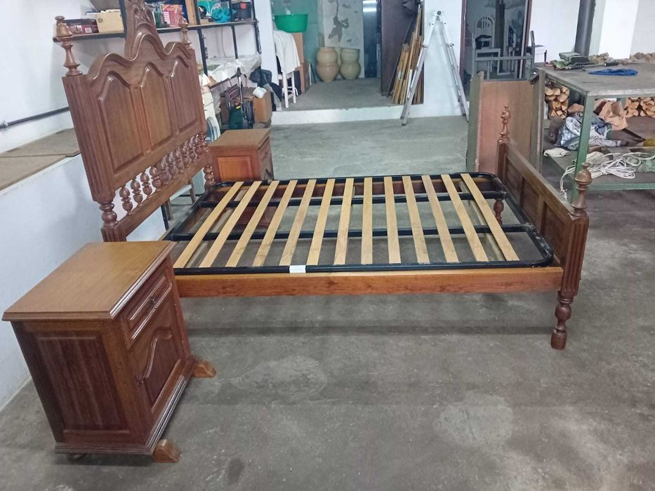 Cama de casal com mesinhas de cabeceira