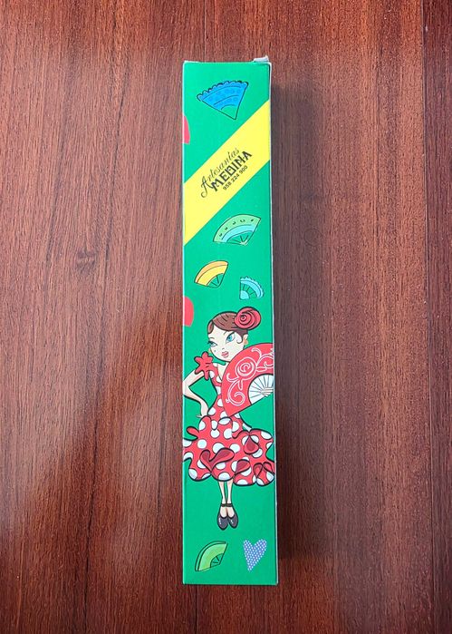Leque vermelho com padrão floral