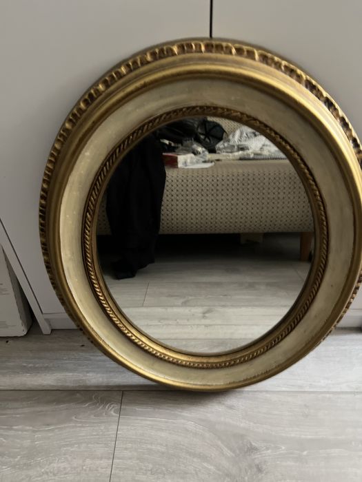 Okrągłe lustro w złotej ramie – styl klasyczny / vintage