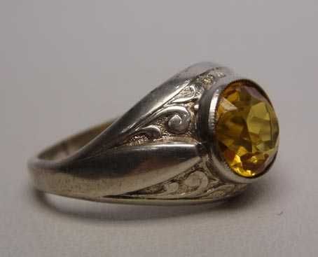Przedwojenny srebrny pierścionek żółty kamień ornament R.15
