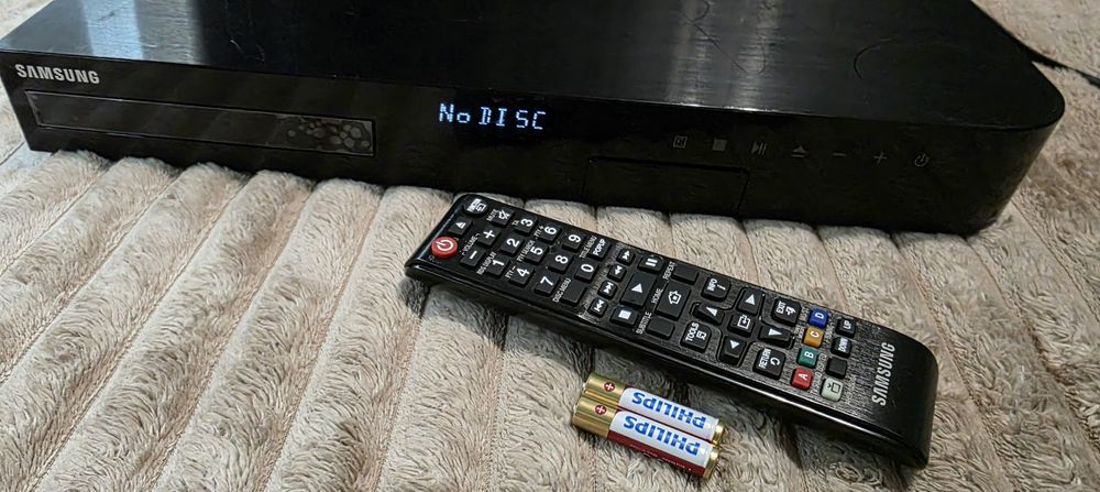 Bluray Samsung HT-J4500 + 2x głośniki + subwoofer + pilot , 100% sprawny! USB , Bluetooth.