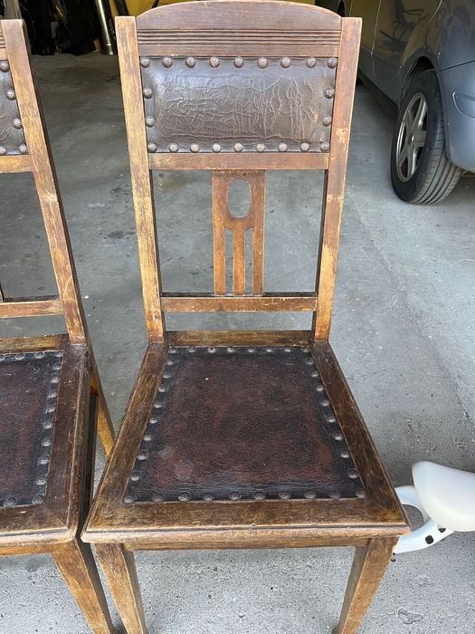 Drewniane krzesła z czasów międzywojennych