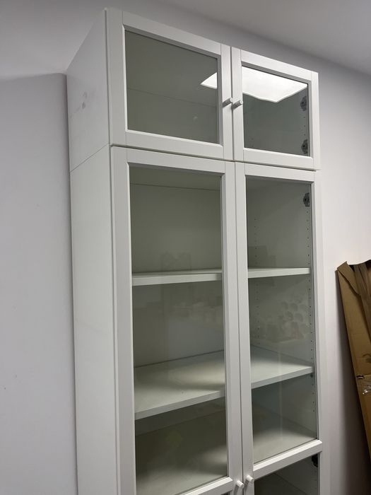 Biała witryna IKEA BILLY/OXBERG ze szklanymi drzwiami