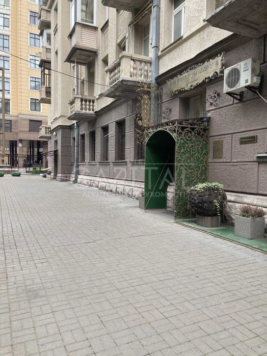 Продаж фасадного приміщення Грушевського Печерськ Центр метро Київ