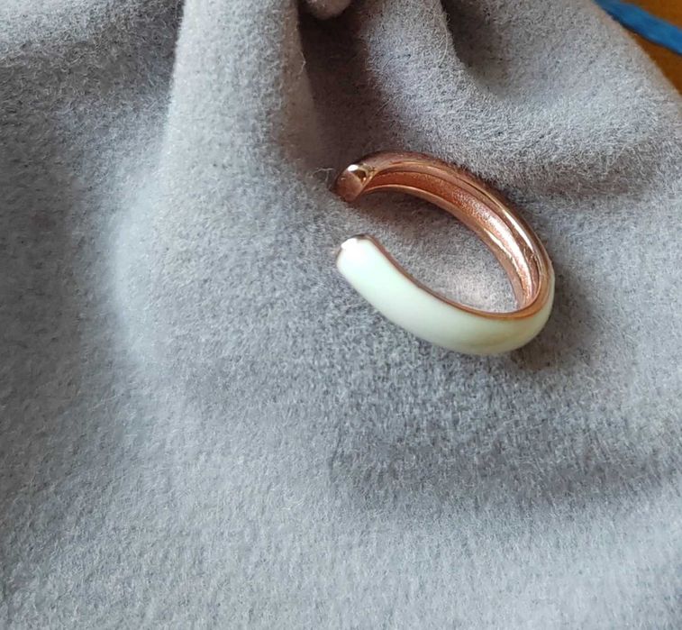 Nausznica z białą emalią