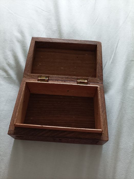 Porta joias de madeira