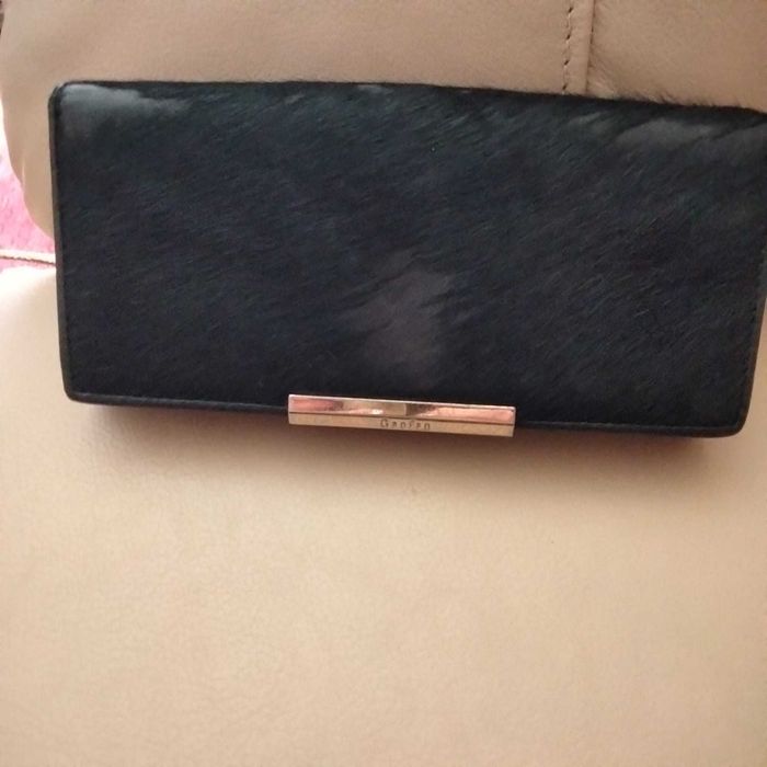 carteira de senhora preta em pele e pêlo