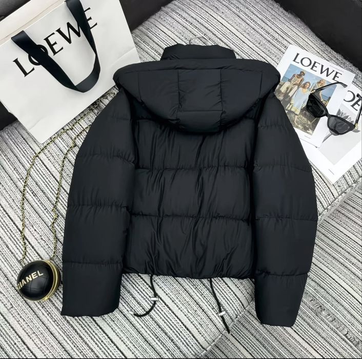 В продажі Жіночий пуховик від бренду Loewe