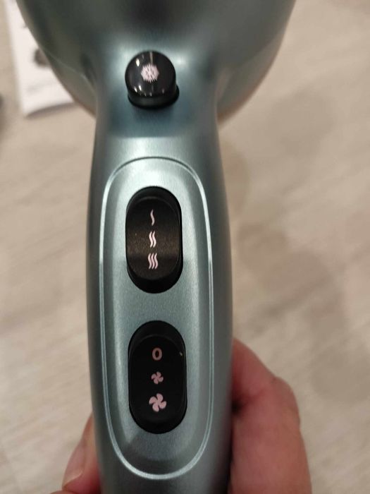 SUSZARKA Remington Shine Therapy PRO AC9300
AC9300