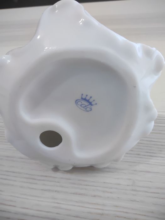 A estatueta de porcelana.