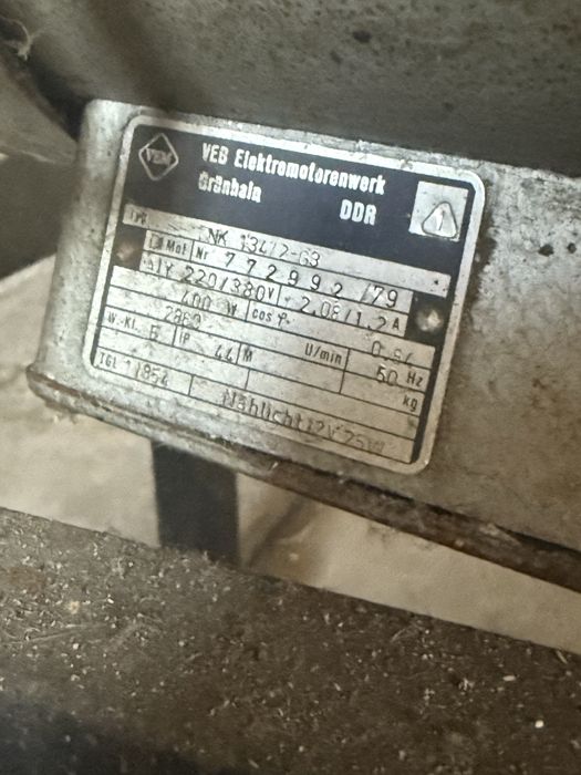 Maszyna przemyslowa (sprawnosc nie znana, stad taka cena)