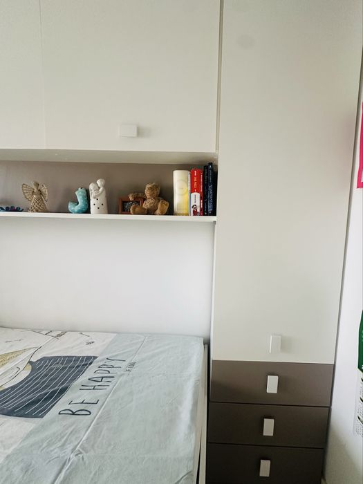 Cama juvenil com moveis arrumacao e opcao de acrescentar mais uma cama