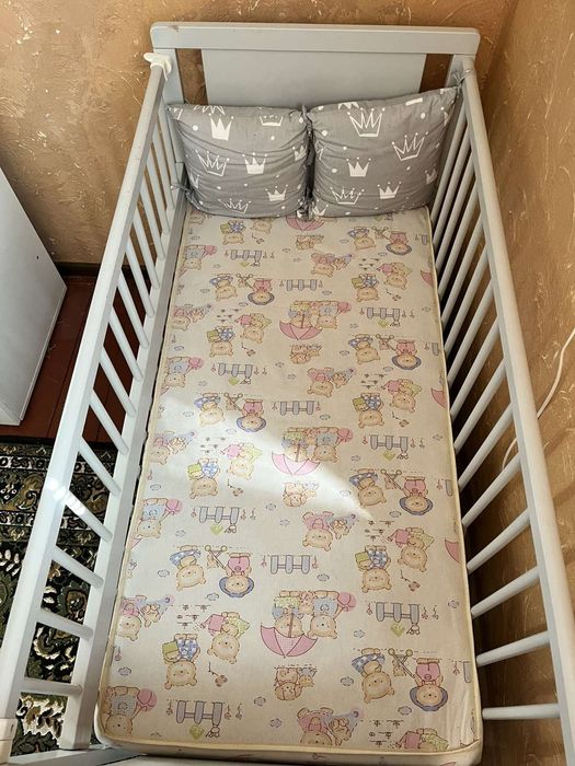 Дитяче ліжечко з маятником