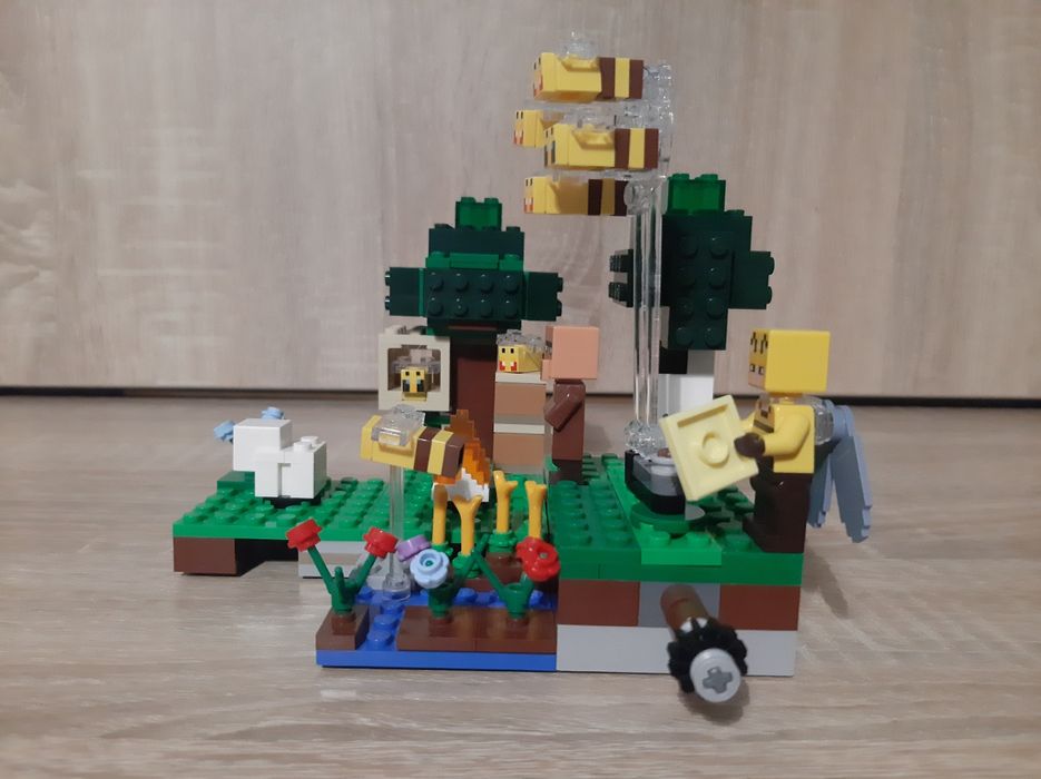 LEGO Minecraft 21165 Farma pszczół + LEGO 21141 Jaskinia Zombie
